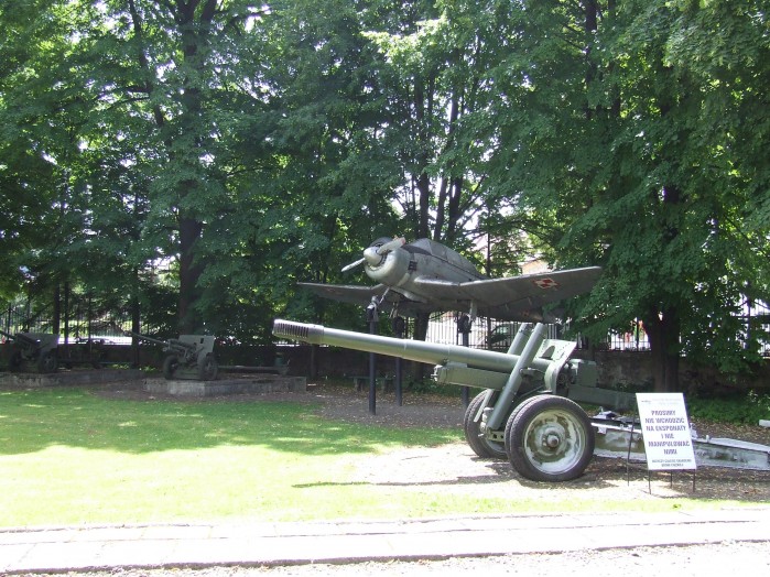 07 W przypalacowym ogrodzie jest skansen bojowych maszyn latajaco artyleryjskich i
