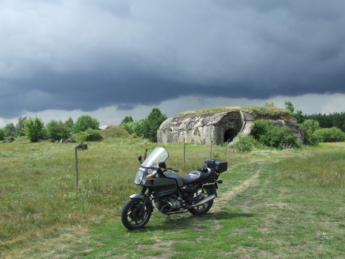 14 Nad ruina fortu w Osowcu klebia sie czarne chmury