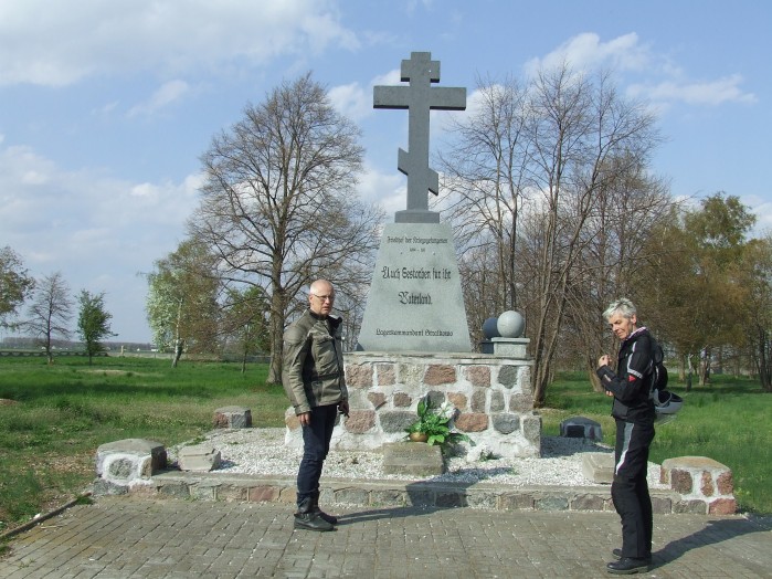 04 Na polach obok Strzalkowa jest pomnik upamietniajacy ofiary zmarle w obozie jenieckim