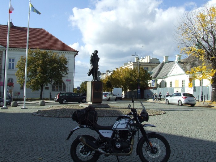06 Pomnik marszalka Pilsudskiego stoi przy jego placu w Kutnie