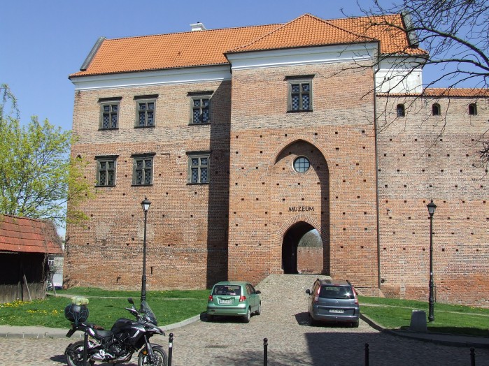 13 Krolewski zamek w leczycy ma bogata historie i jest pelen legend o mieszkajacym w tym rejonie diable Borucie
