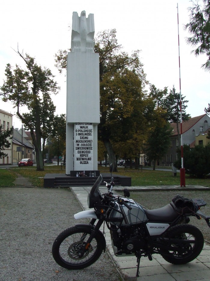 03 Pomnik Powstancow Wielkopolskich przy ryneczku w Mogilnie