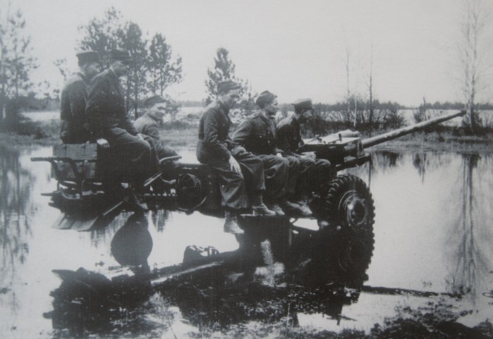 1 Prototypowa armata przeciwpancerna 57 mm z napedem konstrukcji Zbigniewa Weglarza podczas prob terenowych