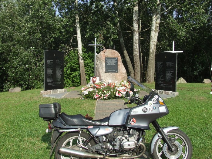 12 U stop Sarnowej Gory stoi pomnik i tablica z epitafium i nazwiskami poleglych bohaterow z 18 Dywizji Piechoty