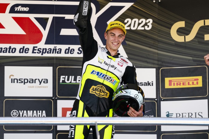 01 Piotr Biesiekirski wygrywa I runda motocyklowych mistrzostw Hiszpanii Superstock 1000