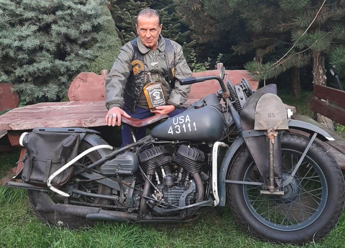 Andrzej Nowak i jego najbardziej ulubiony motocykl wojskowy Harley Davidson WLA