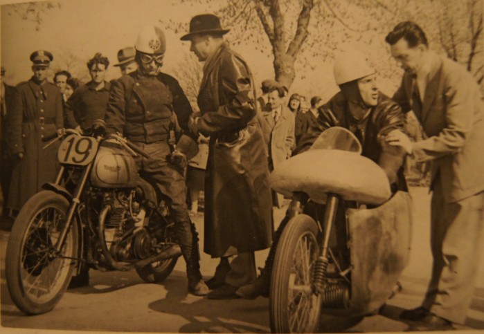 Krzysztof Brun na oprofilowanym motocyklu GAD 250 podczas proby bicia krajowego rekordu predkosci 13 kwietnia 1953 roku