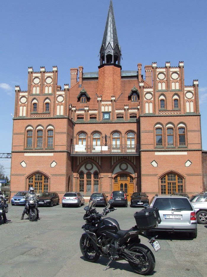 07 Monumentalny neogotycki dworzec w Nowych Skalmierzycach