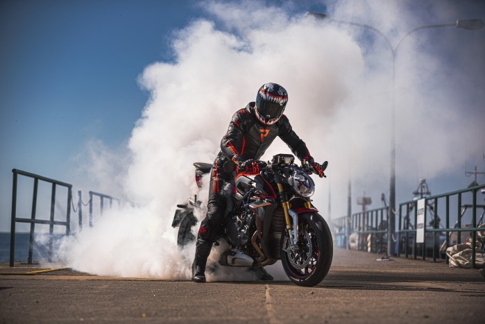 motocyklista dym palenie gumy