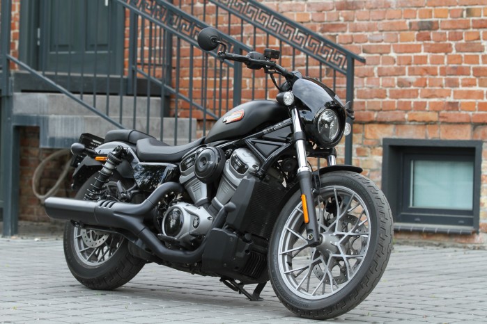 12 Harley Davidson Nighster Special parking