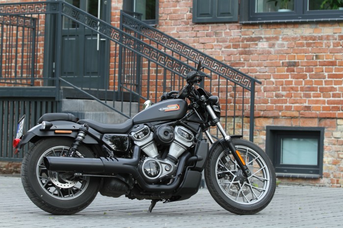 15 Harley Davidson Nighster Special prawy bok
