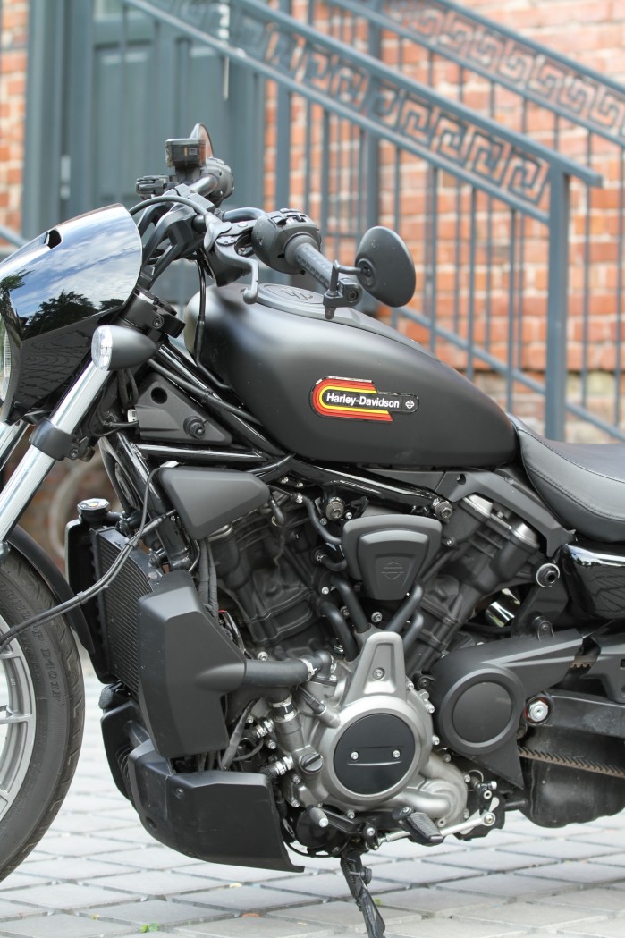 24 Harley Davidson Nighster Special z bliska