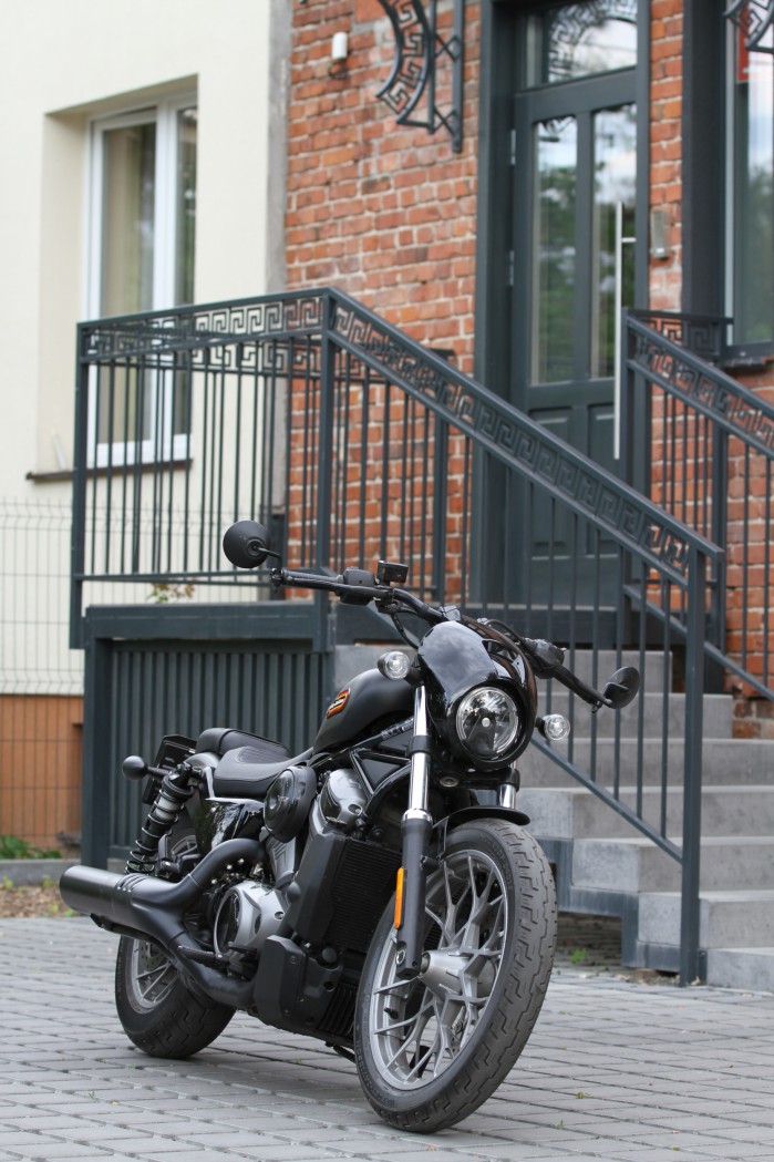 30 Harley Davidson Nighster Special parking