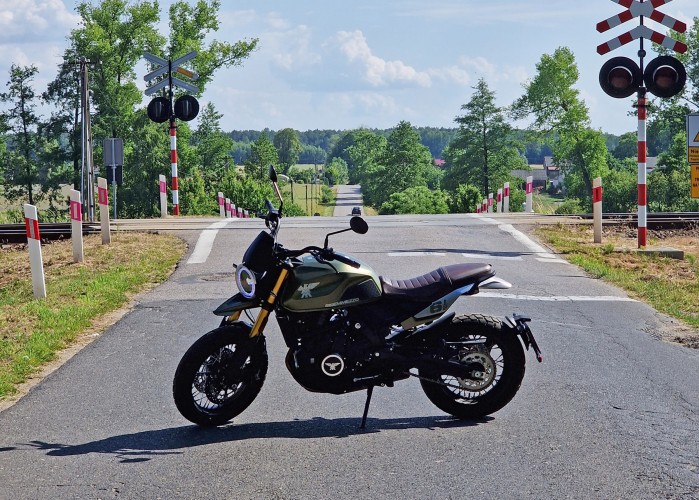 04 Moto Morini Seiemmezzo SCR na drodze