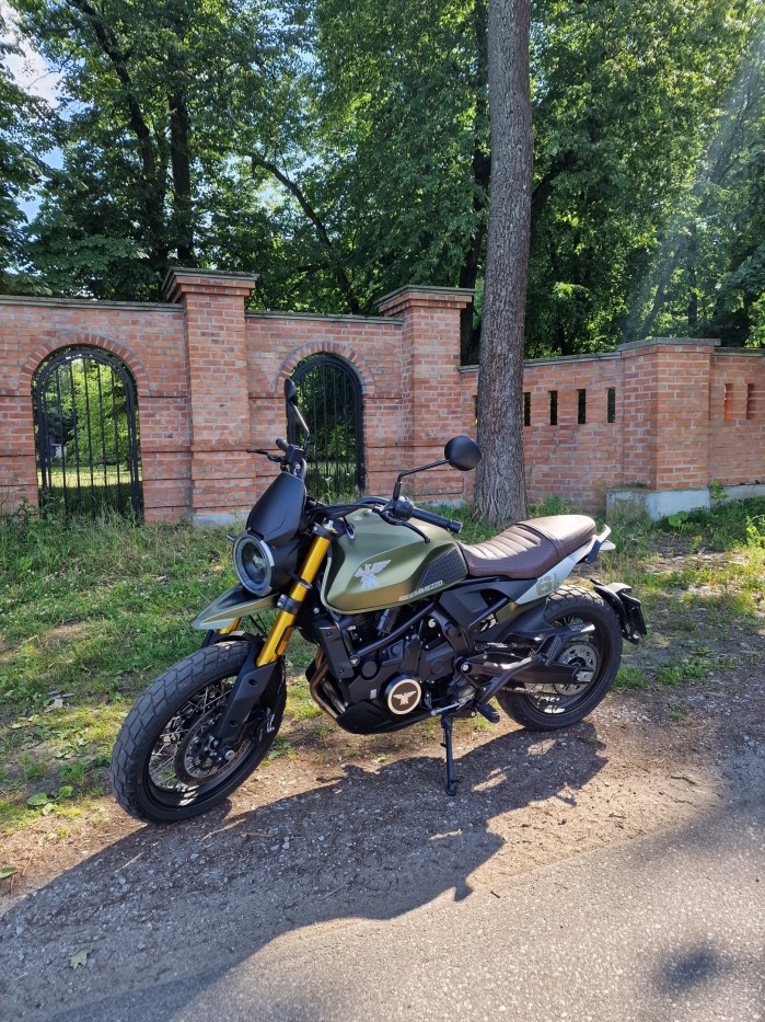 11 Moto Morini Seiemmezzo SCR parking