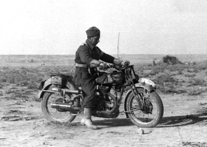 Motocykl Gilera LTE zdobyty przez polskich zolnierzy podczas walk w Afryce Polnocnej w 1940 roku