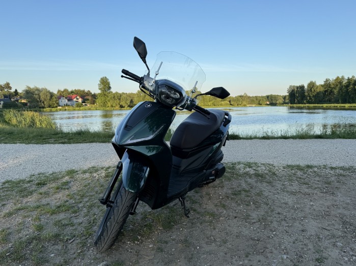 03 Barton Coral 125 nad jeziorem