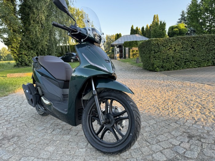 05 Barton Coral 125 na podworku