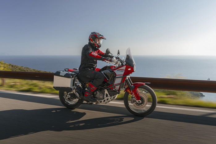 Ducati DesertX Discovery na drodze