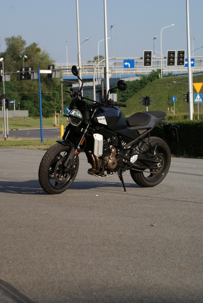 Husqvarna Svartpilen 801 zwarta sylwetka