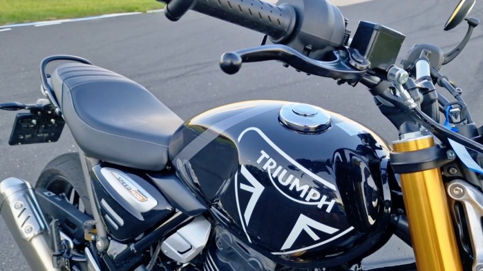 Triumph Speed 400 bak klamka detale