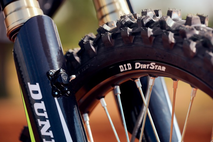 17 Triumph TF 450 RC opona