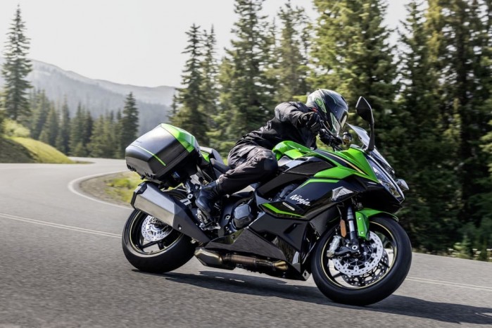 Kawasaki Ninja 1100SX 2025 na zakretach