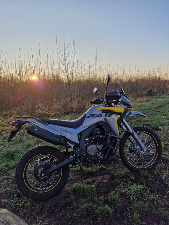 34 Voge 300 Rally zachodzace slonce