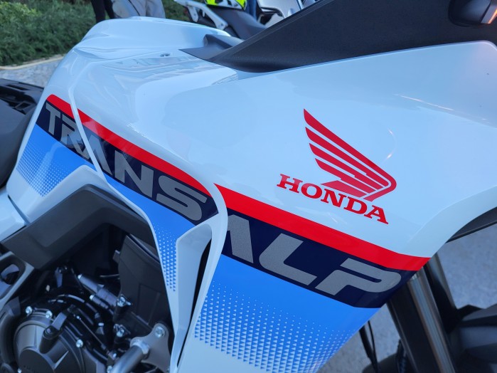 06 Honda Transalp 750 2025 bialo niebiesko czerwona