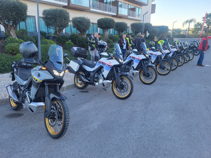 16 Honda Transalp 750 2025 parking