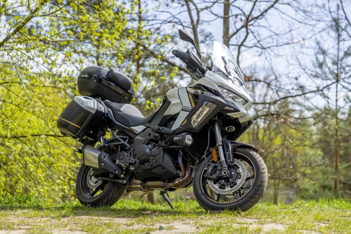 07 Kawasaki Versys 1100 2025 w lesie