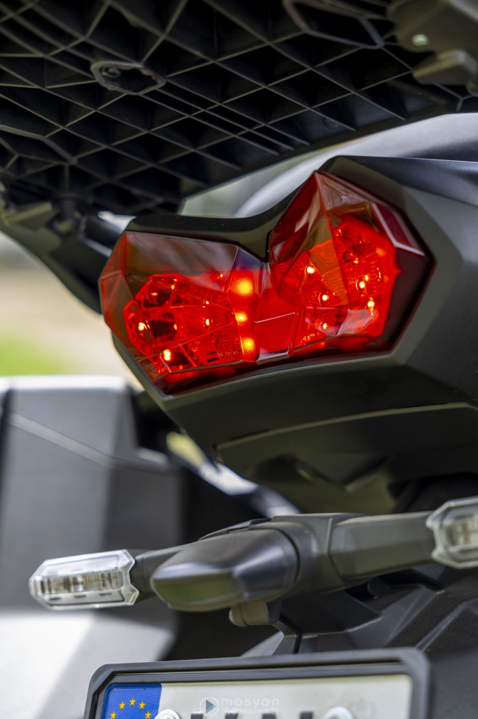 15 Kawasaki Versys 1100 2025 swiatlo tyl