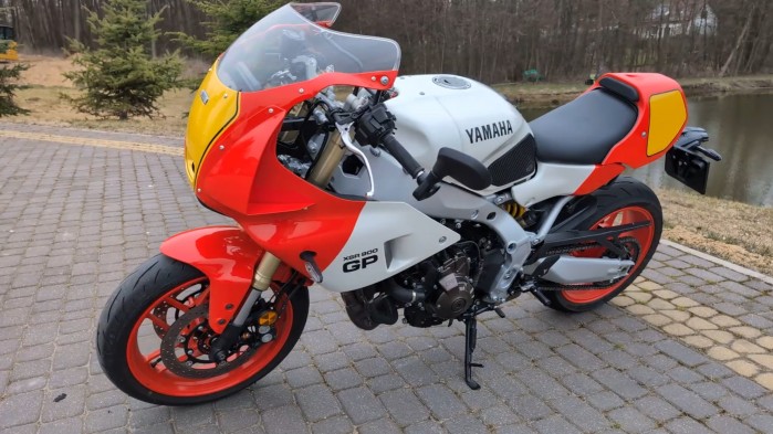 2 Yamaha XSR900GP z bliska