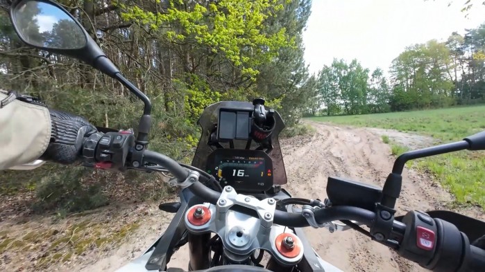 BMW F900GS w test terenie