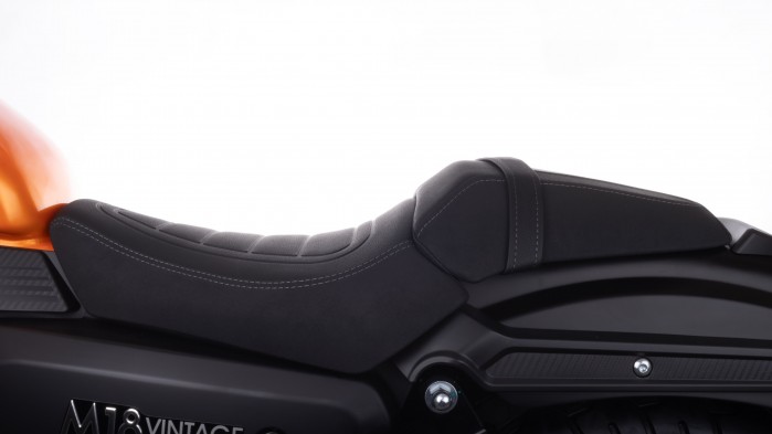 16 Junak M18 Vintage 125 kanapa