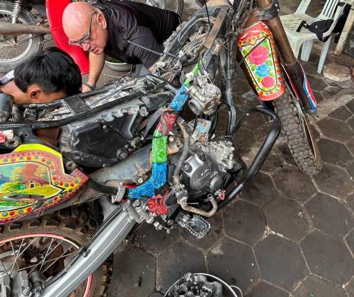 naprawa motocykla kambodza one more adv