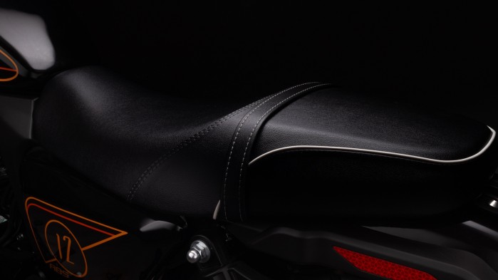 Junak M12 Cafe 125 ABS kanapa