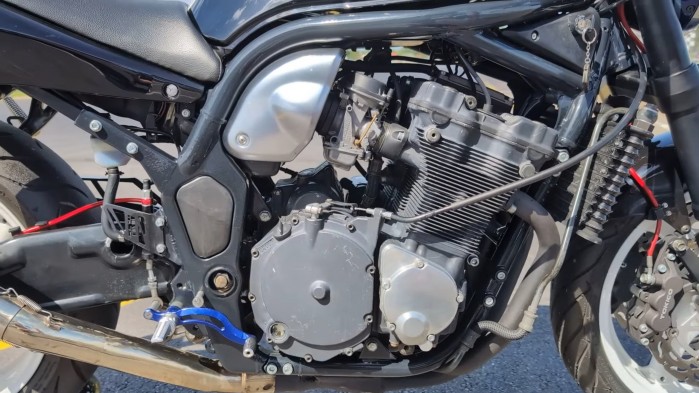 Suzuki GSF750R silnik