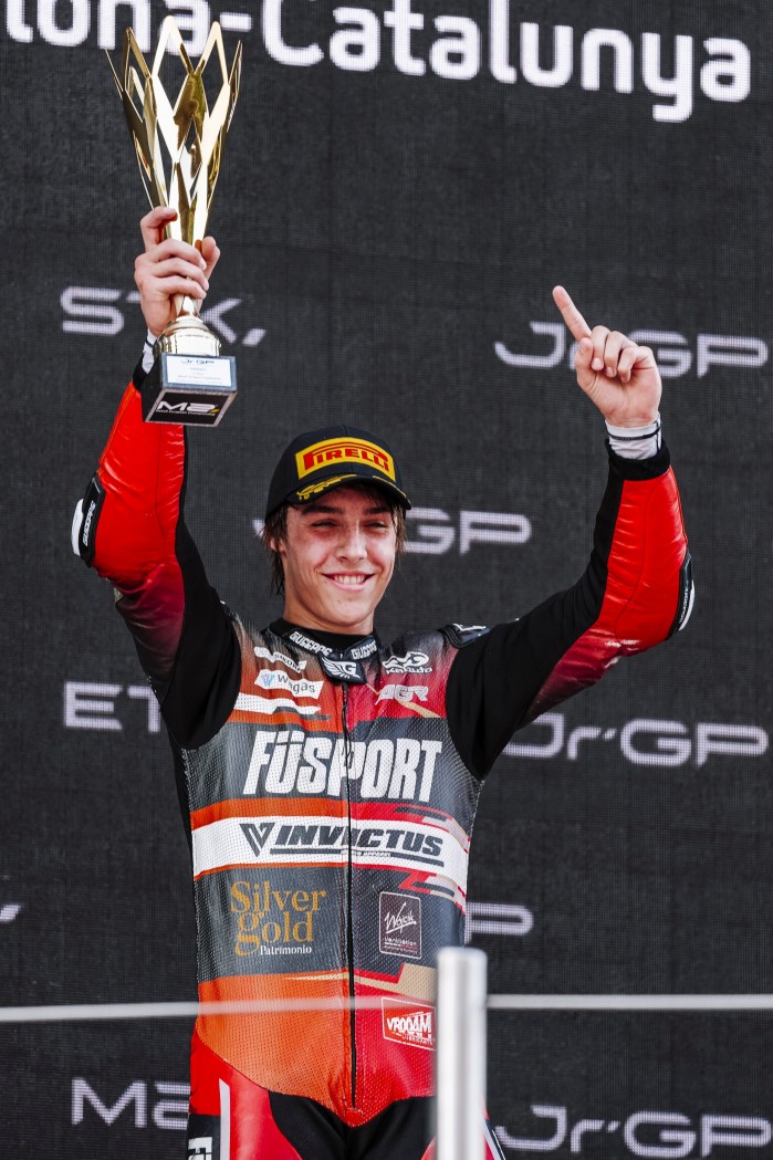 Milan Pawelec wygrywa w mistrzostwach Europy Moto2 puchar