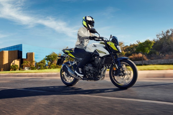 26YM Honda CB500 Hornet na miescie