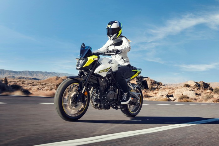 26YM Honda CB500 Hornet na ulicy