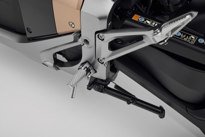 26YM Honda WN7 podnozki