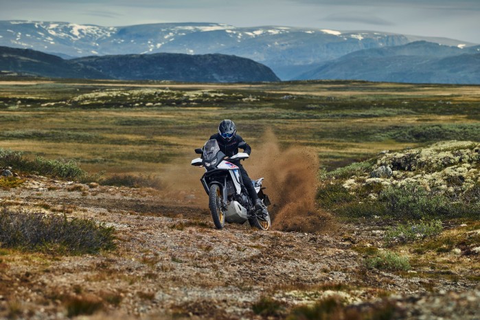 26YM Honda XL750 Transalp jazda w terenie