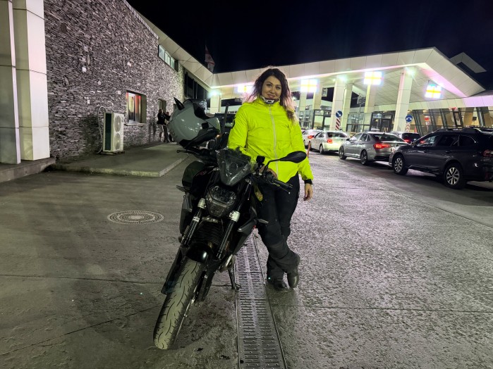 gruzja na motocyklu Patrycja na parkingu