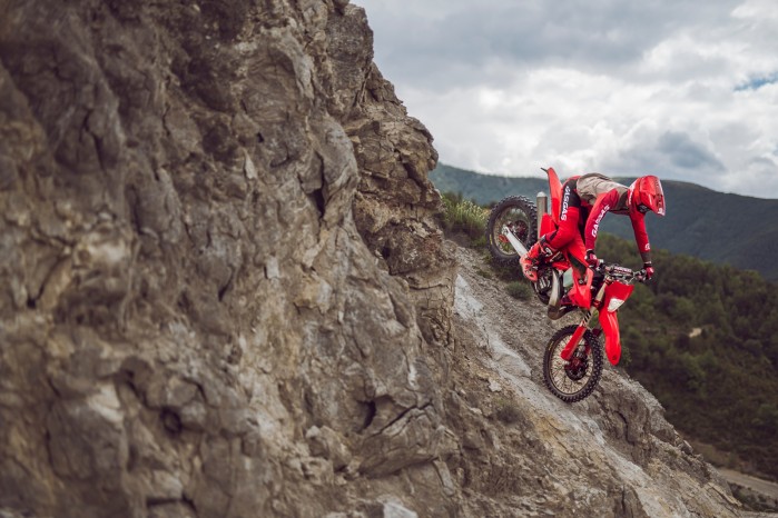 104352 ENDRURO EC 300 MY26 ACTION