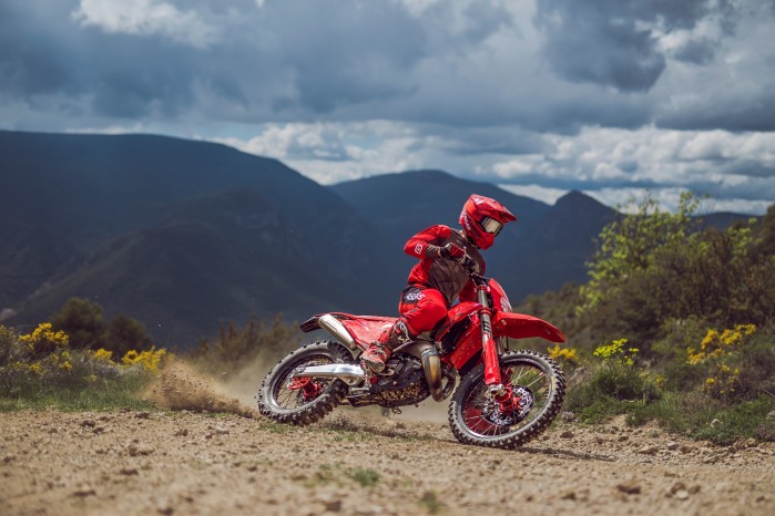 104354 ENDRURO EC 300 MY26 ACTION