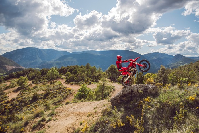 104356 ENDRURO EC 300 MY26 ACTION