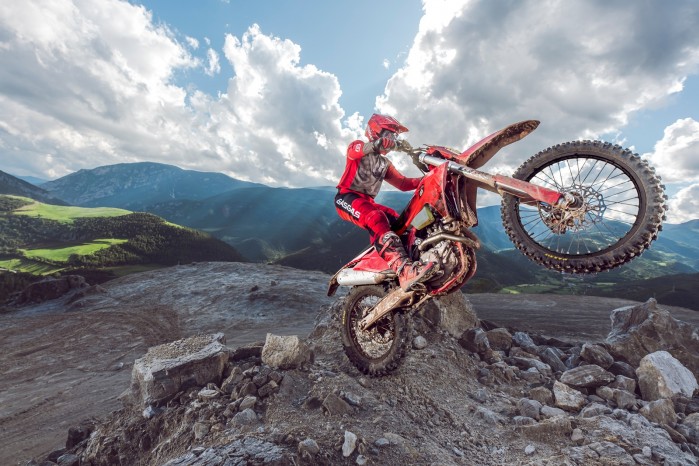 104395 ENDURO EC 500F MY26 ACTION