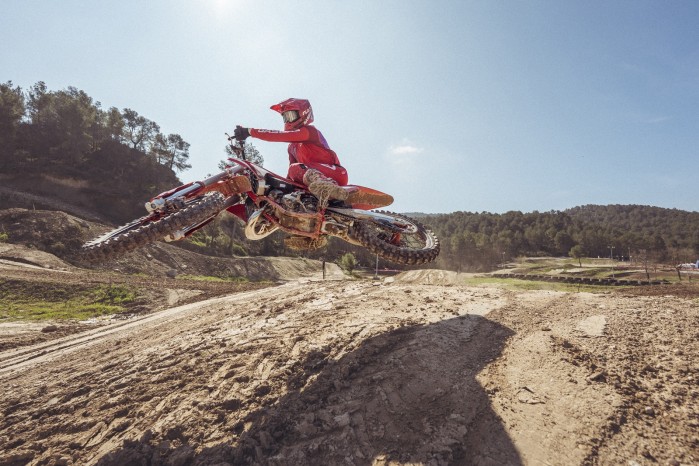 104459 MC 125 Motocross MY26 Action