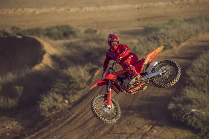 106931 MOTOCROSS MC 450F MY26 ACTION